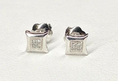 10K WHITE GOLD KITE EARRINGS WITH 0.04CTW NATURAL DIAMONDS 0.6 GRAM: 10K WHITE GOLD EARRINGS WITH DIAMONDS 10k White Gold Earrings with Diamonds You are bidding on a pre-owned 10k White Gold Earrings with Diamonds. The earrings have minor scuffs and scratches from norm