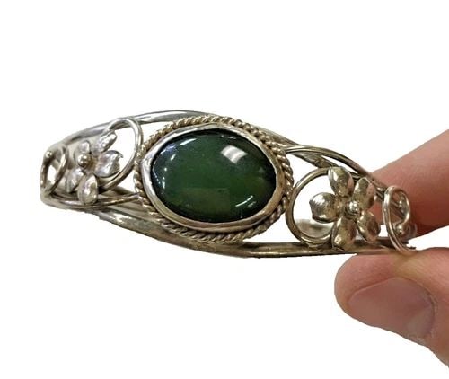 925 STERLING SILVER BANGLE BRACELET WITH GREEN STONE ( 21.6 GRAMS ): STERLING SILVER BRACELET WITH GREEN STONE Sterling silver bracelet with Green Stone You are bidding on a pre-owned Sterling silver bracelet with Green Stone. There are minor scratches on the bracelet 
