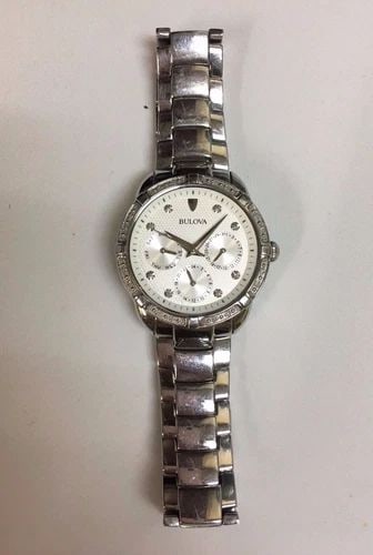 WOMEN'S BULOVA 96R195 SILVER BAND DIAMOND BEZEL DIAMOND DIAL: WOMEN'S BULOVA 96R195 SILVER BAND DIAMOND BEZEL DIAMOND DIAL Women's Bulova 96r195 Stone Bezel You are bidding on a pre-owned Women's Bulova 96r195 watch. The watch is in excellent working condition. 