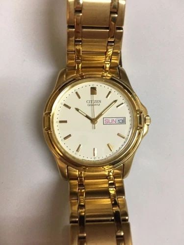 MEN'S CITIZEN QUARTZ GOLD TONE WATCH 35MM: MEN'S CITIZEN QUARTZ GOLD TONE WATCH Citizen Quartz Gold Tone watch You are bidding on a pre-owned Men's Citizen Quartz Gold Tone watch. The watch is in excellent working condition. There are few mino