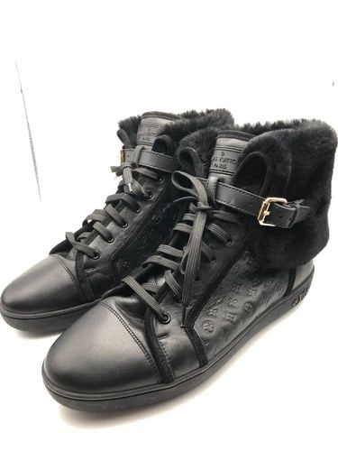 LOUIS VUITTON MONOGRAM HIGH TOP SNEAKERS WITH FUR LI017035 BLACK (SIZE: 39.5): LOUIS VUITTON Monogram High Top Sneakers with Fur LI017035 BLACK You are bidding on a LOUIS VUITTON Monogram High Top Sneakers with Fur LI017035 BLACK. The shoes have been fully checked and inspected 