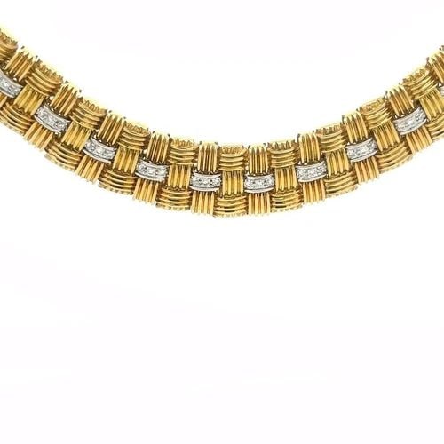 ROBERTO COIN APPASSIONATA DIAMOND NECKLACE 18K GOLD COLLAR STYLE: ROBERTO COIN APPASSIONATA DIAMOND NECKLACE 18K GOLD COLLAR STYLE This eye-catching authentic collar necklace is by Roberto Coin from the Appassionata Collection. The necklace is crafted from 18k yello