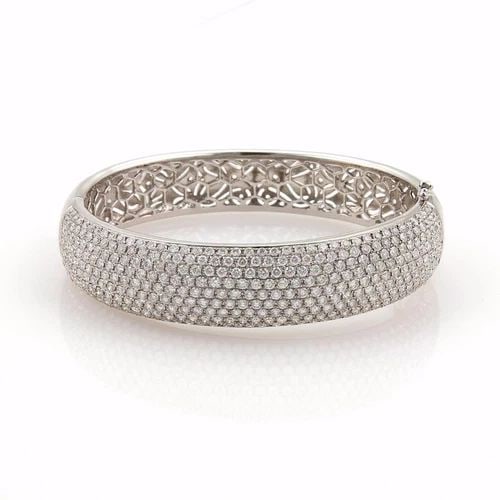 GORGEOUS 8.6CT DIAMONDS 18K WHITE GOLD 15MM WIDE DOME BANGLE BRACELET: GORGEOUS 8.6CT DIAMONDS 18K WHITE GOLD 15MM WIDE DOME BANGLE BRACELET This is a magnificent diamond bangle bracelet, it is crafted from solid 18k white gold with a high polished finish. It features an