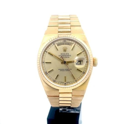 ROLEX OYSTER GOLD GENTS WATCH 18K YELLOW DAY DATE 36MM QUARTZ BOX & PAPERS: ROLEX OYSTER GOLD GENTS WATCH 18K YELLOW DAY DATE 36MM QUARTZ BOX & PAPERS This is an authentic Rolex Oyster Quartz men's wristwatch, the case and oyster band is crafted from 18k yellow gold. It has g