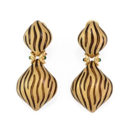ESTATE 18K YELLOW GOLD EMERALD ENAMEL FANCY DANGLE EARRINGS - LIQUIDATION!: ESTATE 18K YELLOW GOLD EMERALD ENAMEL FANCY DANGLE EARRINGS - ! Estate 18k Yellow Gold Emerald Enamel Fancy Dangle Earrings - ! Description This is a gorgeous pair of Estate drop dangle earrings, craf