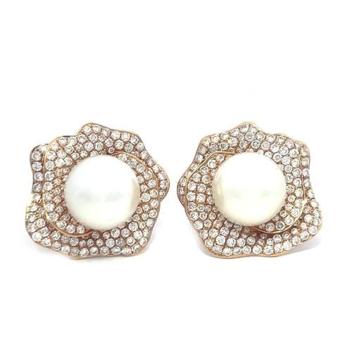 DIAMOND PEARL GOLD EARRINGS 18K ROSE FLORAL DESIGN FORMAL DRESS: DIAMOND PEARL GOLD EARRINGS 18K ROSE FLORAL DESIGN FORMAL DRESS This stunning pair of huggee earrings are crafted from 18k rose gold featuring a large 13mm shimmering white pearl set in the center of 