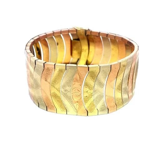 GOLD VINTAGE 14K BRACELET TRI-COLOR SCALE LINK ETCHED FLORENTINE 30MM WIDE: This eye-catching lovely vintage 14k yellow, pink and white gold wide flex link bracelet features an articulated Cleopatra style scale like wide links with a slim curved style, each are set in an alte