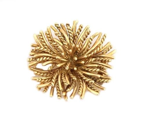 TIFFANY & CO. VINTAGE 18K YELLOW GOLD CABLE WIRE FLORAL BROOCH: TIFFANY & CO. VINTAGE 18K YELLOW GOLD CABLE WIRE FLORAL BROOCH The product is a vintage Tiffany & Co. brooch crafted from 18k yellow gold with a classic cable wire design and floral motif. It is signe