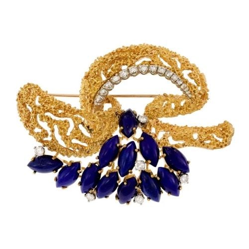 LAPIS DIAMOND GOLD BROOCH FANCY FLORAL NUGGET 18K YELLOW 35 GRAMS: Diamond Lapis 18k Yellow Gold Fancy Floral Brooch Description This is a gorgeous Estate brooch, crafted from 18k yellow gold featuring a rough textured design ribbon bow accented with diamonds on whit
