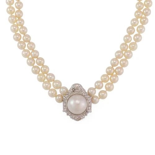 ESTATE DIAMOND 14K GOLD MABE PEARL PENDANT 2 STRAND PEARL NECKLACE: ESTATE DIAMOND 14K GOLD MABE PEARL PENDANT 2 STRAND PEARL NECKLACE Estate Diamond 14k Gold Mabe Pearl Pendant 2 Strand Pearl Necklace Description This is a beatiful Estate necklace, the pendant featur