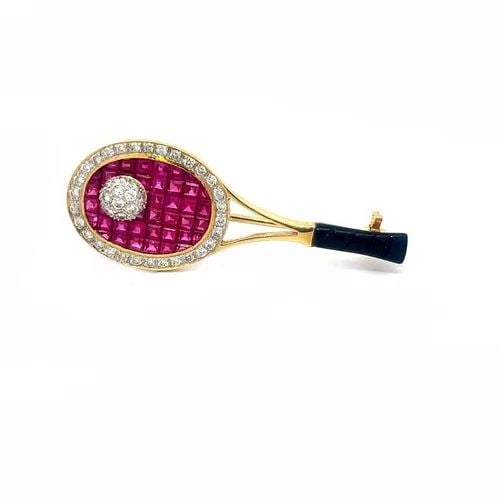 BROOCH PIN TENNIS RACKET DIAMOND YELLOW GOLD 18K RUBIES & ONYX: BROOCH PIN TENNIS RACKET DIAMOND YELLOW GOLD 18K RUBIES & ONYX This is a well set and sculpted tennis racket, crafted from 18k yellow gold featuring invisible square cut rubies as the net with a pave 