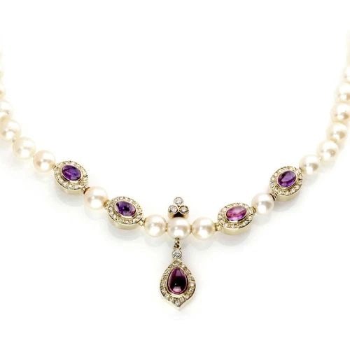 DIAMOND & AMETHYST GOLD NECKLACE WITH PEARLS: DIAMOND & AMETHYST GOLD NECKLACE WITH PEARLS Estate Diamond & Amethyst 18k Gold Pearl Necklace Description This is a stunning Estate necklace, from 18k yellow gold featuring a single strand with lustr