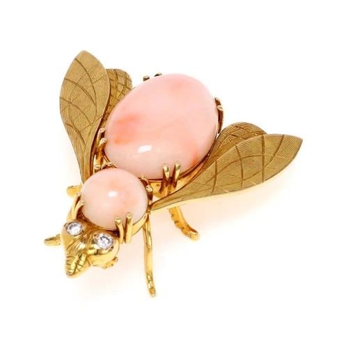 VINTAGE DIAMOND CORAL 18K YELLOW GOLD FLY BROOCH: VINTAGE DIAMOND CORAL 18K YELLOW GOLD FLY BROOCH Vintage Diamond Coral 18k Yellow Gold Fly Brooch Description This is a gorgeous vintage fly brooch, it is crafted from 18k yellow gold with lovely carv