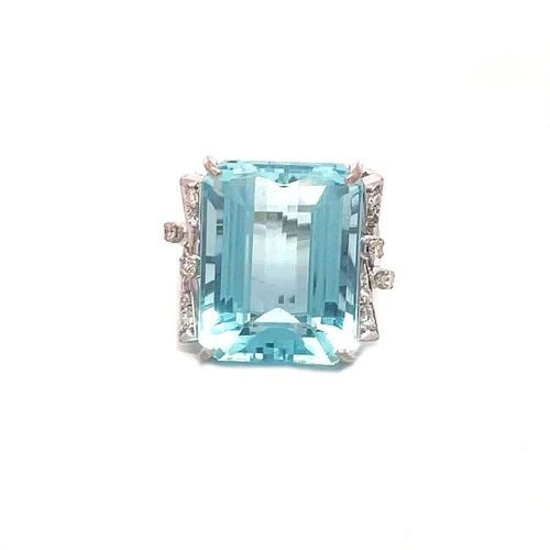 AQUAMARINE DIAMOND GOLD RING 14K WHITE LARGE COCKTAIL STYLE: AQUAMARINE DIAMOND GOLD RING 14K WHITE LARGE COCKTAIL STYLE This is a stunning piece of fine jewelry featuring a large rectangular-shaped aquamarine stone set in 14k white gold accented with diamonds 