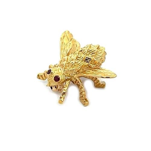 TIFFANY & CO. RUBY 18K YELLOW GOLD BEE BROOCH PIN: TIFFANY & CO. RUBY 18K YELLOW GOLD BEE BROOCH PIN This adorable authentic pin is from Tiffany & Co. Crafted from 18k yellow gold with a polished finish featuring a small be with double wings and a fin