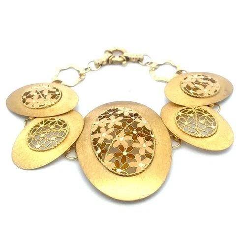 VINTAGE FLORAL GOLD BRACELET 14K YELLOW ENAMEL OVAL DISC LINKS: This lovely vintage bracelet is crafted from 14k yellow gold featuring large and small oval discs with detailed open style floral filigree style work set in the center of each link, the flowers are en