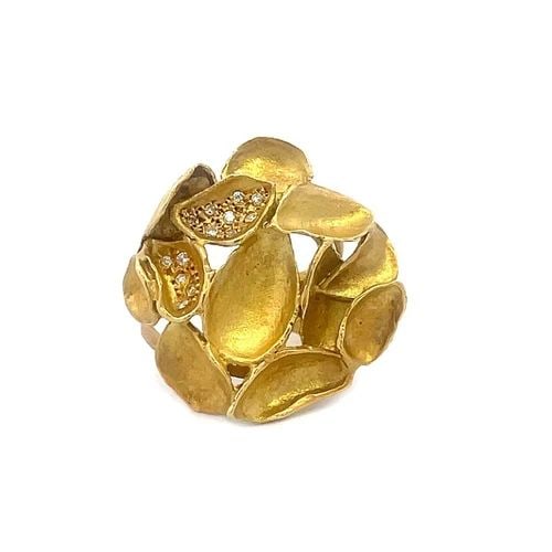 DIAMOND GOLD LEAF RING 18K YELLOW CLUSTER FLOATING DESIGN: DIAMOND GOLD LEAF RING 18K YELLOW CLUSTER FLOATING DESIGN This is a beautiful and interesting design 18k yellow gold ring. The top has satin finish cluster leaves in a floating style and two leaves ar