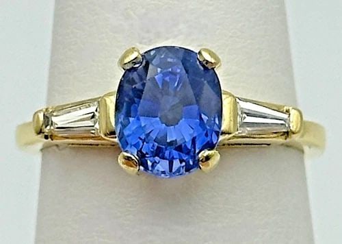 18K GOLD RING, 2.85CT NATURAL SAPPHIRE, 0.30CTW DIAMONDS (SIZE 7.5) 5.1 GRAM: 18K GOLD RING WITH A 2.85CT NATURAL SAPPHIRE AND 0.30CTS OF DIAMONDS SIZE: 7.5 18k Gold Ring with Natural Sapphire and 0.30cts of Diamond Condition: Used Material: 18k Yellow Gold Ring Size: 7.5 Weigh