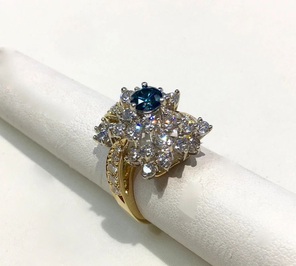 18K YELLOW GOLD RING 3.0CTW BLUE/WHITE DIAMONDS (SIZE 6.5) 9.3 GRAM: 18K YELLOW GOLD RING WITH DIAMONDS AND BLUE CENTER DIAMOND SIZE: 6.5 18k Yellow Gold Ring with Diamonds and Blue Center Diamond You are bidding on a 18k Yellow Gold Ring with Diamonds and Blue Center 