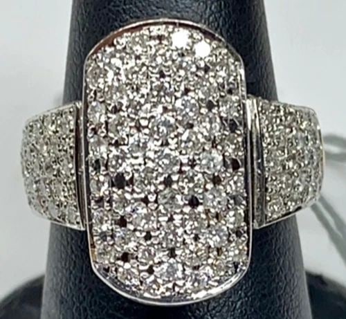 18K WHITE/YELLOW GOLD RING WITH 2CTS NATURAL DIAMONDS (SIZE 7) 11.3 GRAM: 18K GOLD TWO TONE WHITE/YELLOW RING WITH 2.0CTS DIAMONDS 18K gold two tone white/yellow Ring with 2.0cts Diamonds You are bidding on a new with tags 118K gold two tone white/yellow Ring with 2.0cts Di