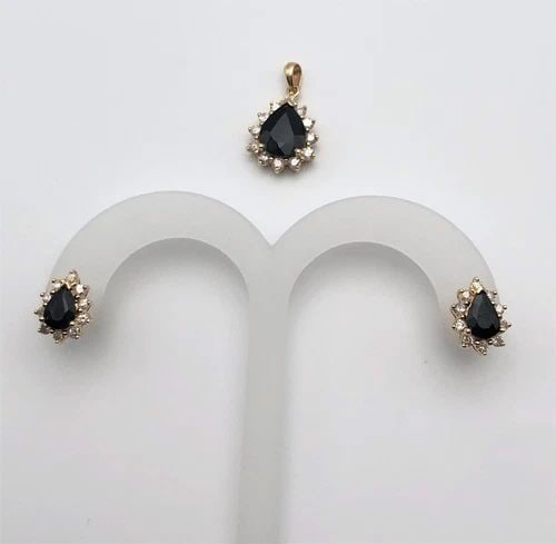 14K GOLD PENDANT & EARRINGS SET, 4.5CTS SAPPHIRES AND 1.0CTS DIAMONDS 4.9 GRAMS: 14K GOLD PENDANT & EARRINGS MATCHING SET, NATURAL SAPPHIRES AND DIAMONDS 14k Gold Pendant & Earrings Set, Natural Sapphires and Diamonds You are bidding on a 14k Gold Pendant & Earrings Set, Natural S