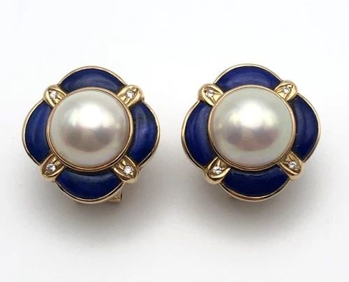 14K GOLD EARRINGS WITH MABE PEARL, BLUE LAPIS AND 0.12CTS DIAMONDS 13.5 GRAMS: 14K GOLD EARRINGS WITH CENTER MABE PEARL, BLUE LAPIS AND 0.12CTS DIAMONDS 14k Gold Earrings set with center Mabe Pearl, Blue Lapis and 0.12cts of Diamonds Condition: Used Material: 14k Yellow Gold Wei