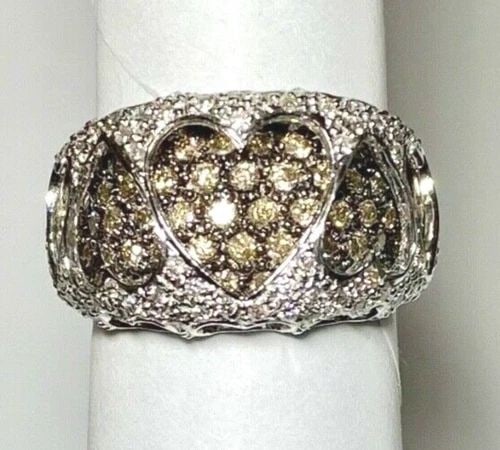 18K WHITE GOLD HEART RING, 1.30CTS OF WHITE & BROWN DIAMONDS ( SIZE: 7 ) 9.7G: WOMEN'S 18K WHITE GOLD HEART RING W/ 0.45CT DIAMONDS & 0.85CT CHOCOLATE DIAMONDS Women's 18k White Gold Heart Ring with 0.45CT Diamonds and 0.85CT Chocolate Diamonds You are bidding on a new with tags
