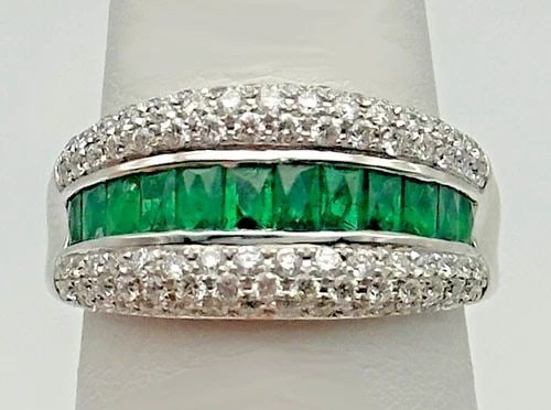 AMORO 14K WHITE GOLD RING 0.93CTS EMERALDS, 0.90CTS DIAMONDS (SIZE 6.5) 5.7 GRAM: AMORO 14K WHITE GOLD RING 0.93CTS OF EMERALDS AND 0.90CTS OF DIAMONDS SIZE: 6.5 Amoro 14k White Gold Ring 0.93cts of Emeralds and 0.90cts of Diamonds Condition: Used, has been cleaned Material: 14k Wh