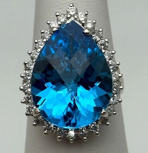 14K WHITE GOLD RING, PEAR SWISS BLUE TOPAZ, 0.84CTS DIAMONDS ( SIZE: 7.5 ) 9.7G: 14K WHITE GOLD RING PEAR SHAPED WITH SWISS BLUE TOPAZ AND 0.84CTS OF DIAMONDS 14k White Gold Ring Pear Shaped with Swiss Blue Topaz and 0.84cts of Diamonds Condition: Used Material: 14k White Gold Rin