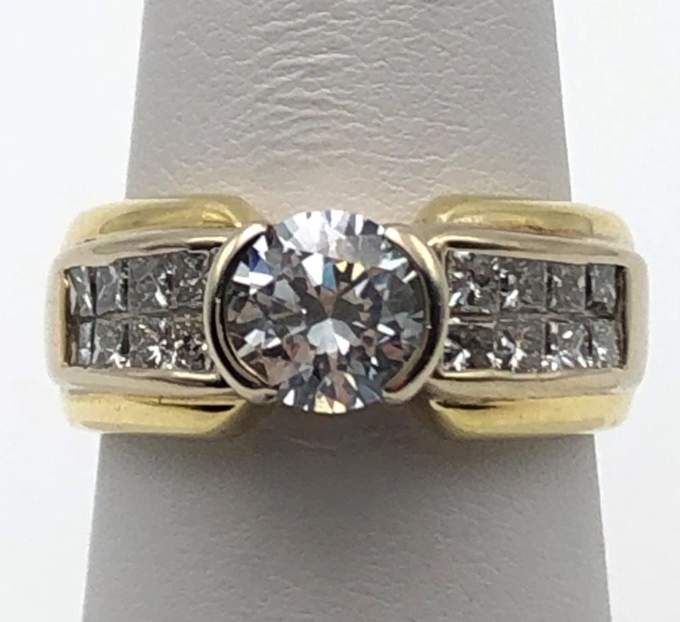 18K GOLD RING, CENTER CUBIC ZIRCONIA, 0.80CTS DIAMONDS ( SIZE: 6.75 ) 10.7G: 18K GOLD RING WITH CENTER CZ 0.80CTS PRINCESS CUT DIAMONDS SIZE: 6.75 18k Gold Ring with center Cubic Zirconia, 0.80cts of side Diamonds Condition: Used, has wear, but has been cleaned Material: 18k Y
