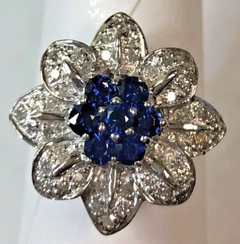 14K WHITE GOLD FLOWER RING, 0.70CTS SAPPHIRES, 0.50CTS DIAMONDS ( SIZE: 8 ) 9.1G: 14K WHITE GOLD FLOWER RING WITH NATURAL SAPPHIRE AND DIAMONDS (SIZE: 8) 14k White Gold Flower Ring with Natural Sapphire and Diamonds You are bidding on a 14k White Gold flower Ring with Natural Sapph