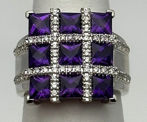 14K WHITE GOLD RING WITH 3CTS AMETHYST, 0.42CTS DIAMONDS ( SIZE: 6.5 ) 10.9G: 14K WHITE GOLD RING WITH AMETHYST AND 0.42CTS OF DIAMONDS SIZE: 6.5 10.9G 14k White Gold Ring with Amethyst with 0.42cts of Diamonds Condition: Used Material: 14k White Gold Ring Size: 6.5 Weight: 10.