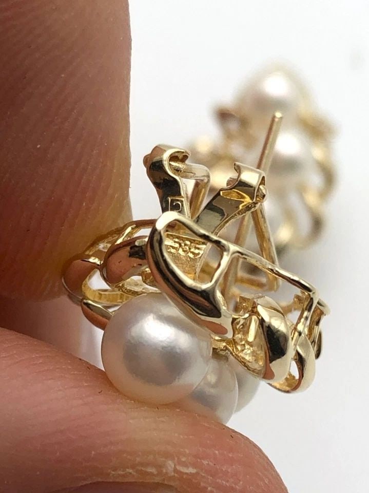 14K GOLD EARRINGS WITH MULTIPLE PEARLS AND 0.05CTS OF DIAMONDS 7.6 GRAMS: 14K GOLD EARRINGS WITH MULTIPLE PEARLS AND 0.05CTS OF DIAMONDS 7.6 GRAMS 14k Gold Earrings set with Multiple Pearls and 0.05cts of Diamonds Condition: Display Model, has been cleaned Material: 14k Yel