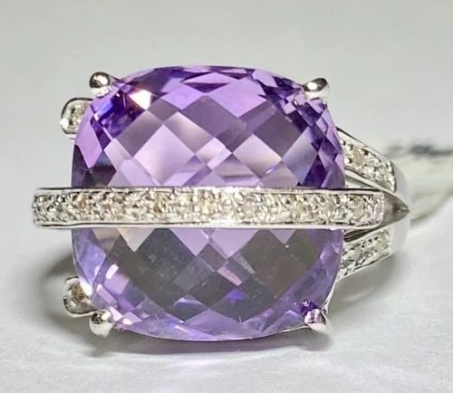 14K WHITE GOLD RING WITH AMETHYST AND 0.12CTS OF DIAMONDS SIZE: 6.5 7G: WOMEN'S 14K WHITE GOLD RING WITH AMETHYST AND 0.12CTS DIAMONDS (SIZE 6.5) Women's 14k White Gold Ring with Amethyst and 0.12CTS Diamonds (Size 6.5) You are bidding on a new with tags Women's 14k White