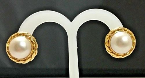14K YELLOW GOLD MABE PEARL EARRINGS OMEGA BACKS 13.5 GRAM: MABE PEARL EARRINGS 14K YELLOW GOLD Mabe Pearl Earrings 14k Yellow Gold You are bidding on a Mabe Pearl Earrings 14k Yellow Gold. The earrings are in excellent condition. See pictures for details. Fea