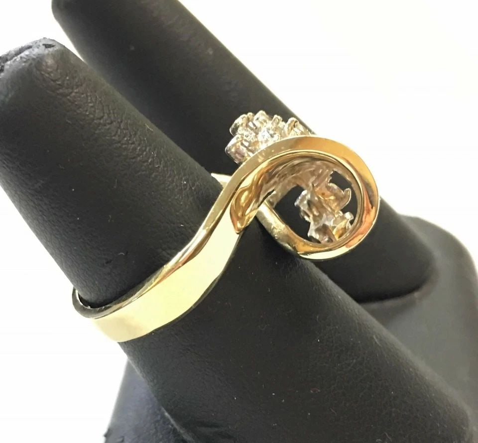 14K YELLOW GOLD ARTISTIC STYLE RING WITH 0.80CTW DIAMOND CLUSTER 7.4 GRAMS: 14K YELLOW GOLD ARTISTIC STYLE RING WITH DIAMOND CLUSTER 14k Yellow Gold Artistic style Ring with Diamond Cluster You are bidding on a 14k Yellow Gold Artistic style Ring with Diamond Cluster. The rin