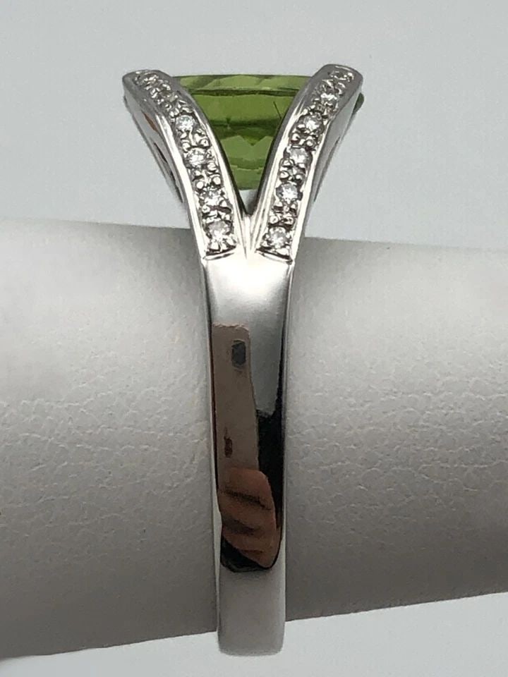 14K WHITE GOLD RING WITH 3.9CT PERIDOT AND 0.17CTS OF DIAMONDS SIZE: 7.75: 14K WHITE GOLD RING WITH 3.9CT PERIDOT AND 0.17CTS OF DIAMONDS SIZE: 7.75 14k White Gold Ring with 3.9ct Peridot and 0.17cts of Diamonds Condition: Display Model, very minor/small scratches from being