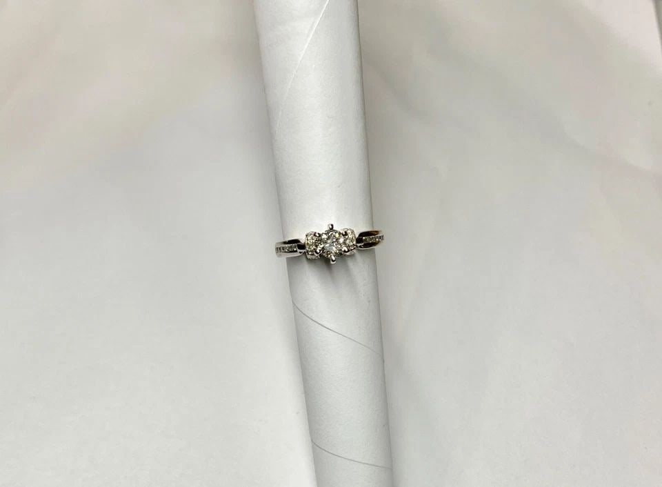 WOMEN'S 14K WHITE GOLD RING WITH 0.40CT CENTER, 0.50CTW DIAMONDS (SIZE 5.5) 4.1G: WOMEN'S 14K WHITE GOLD RING WITH 0.50CT DIAMONDS (SIZE 5.5) Women's 14k White Gold Ring with 0.50ct Diamonds (Size 5.5) You are bidding on a pre-owned Women's 14k White Gold Ring with Diamonds. The ri