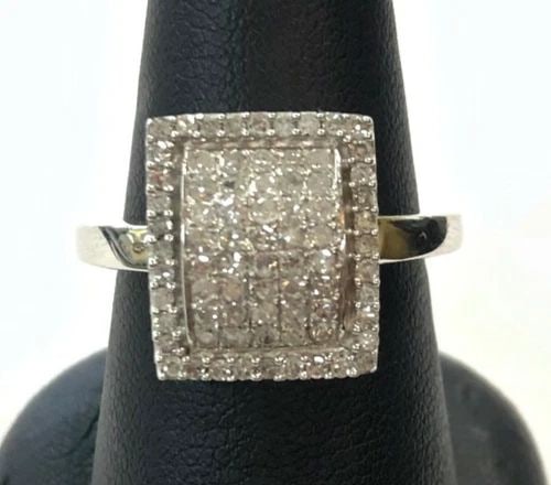14K WHITE GOLD SQUARE SHAPED RING WITH 0.60CTS OF DIAMONDS SIZE: 7.5 6.4G: WOMEN'S 14K WHITE GOLD RING WITH DIAMONDS NEW Women's 14k White Gold Ring with Diamonds NEW You are bidding on a new with defects Women's 14k White Gold Ring with Diamonds. The ring has minor scuffs a