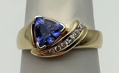 14K GOLD RING WITH 0.89CT TANZANITE AND 0.12CTW DIAMONDS (SIZE 7.75) 5.7 GRAMS: 14K GOLD RING SET WITH 0.89CT TANZANITE AND 0.12CTS OF DIAMONDS SIZE: 7.75 14k Gold Ring set with Tanzanite and 0.12cts of Diamonds Condition: Used, has been cleaned/polished Material: 14k Yellow Gold
