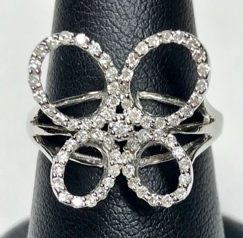 NEW 18K WHITE GOLD BUTTERFLY RING WITH 0.39CTS OF DIAMONDS ( SIZE: 6.5 ) 5.2G: BUTTERFLY SHAPED 18K WHITE GOLD RING WITH 0.39CTS DIAMONDS NEW Butterfly Shaped 18k White Gold Ring with 0.39cts Diamonds NEW You are bidding on a new with defects Butterfly Shaped 18k White Gold Ring