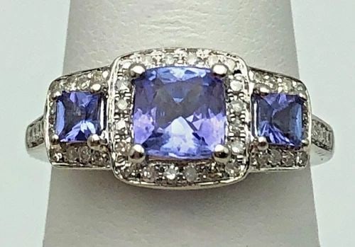 14K WHITE GOLD RING WITH 1.10CTS TANZANITE, 0.78CTW DIAMOND (SIZE 6) 3.8 GRAM: 14K WHITE GOLD RING WITH 1.10CTS OF TANZANITE AND 0.78CTS OF DIAMOND SIZE: 6 14k White Gold Ring with 1.10cts of Tanzanite and 0.78cts of Diamond Condition: Used Material: 14k White Gold Ring Size: 6 