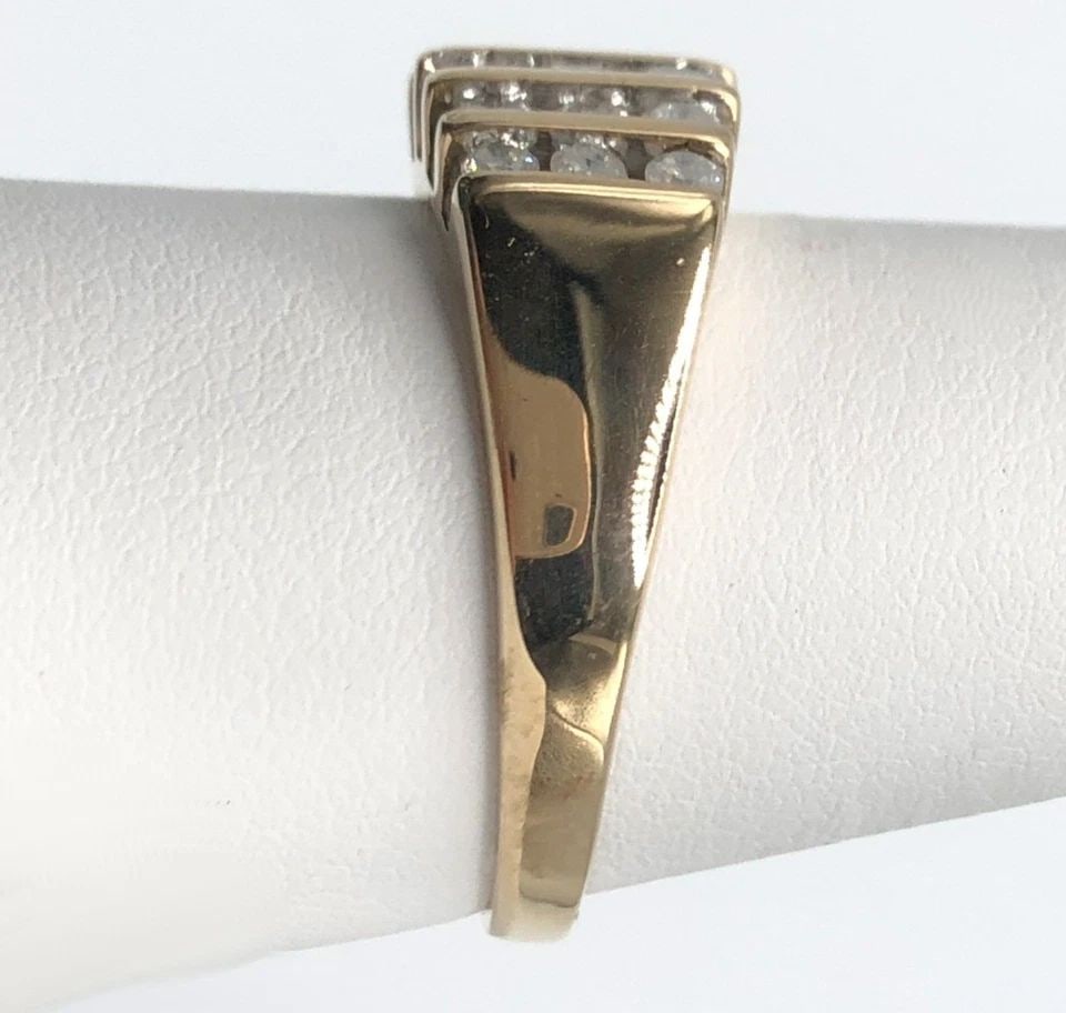 10K GOLD RING VERTICAL ROW DOME SET WITH 1.0CTS DIAMONDS (SIZE: 9.25 ) 4.1G: 10K GOLD RING VERTICAL ROW DOME SET WITH 1.0CTS DIAMONDS SIZE: 9.25 10k Gold Ring vertical row dome set with 0.60cts of Diamonds Condition: Used, has been cleaned Material: 10k Yellow Gold Ring Size: 