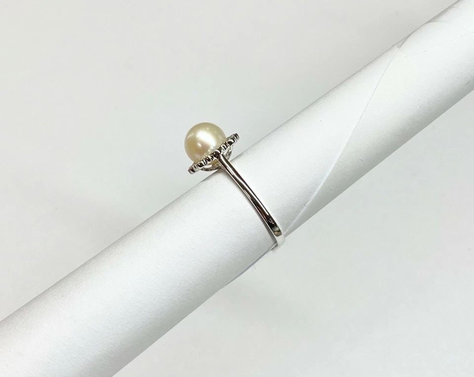 18K WHITE GOLD RING WITH 0.09CTW DIAMONDS AND 8MM PEARL ( SIZE: 7 ) 2.8G: WOMEN'S 18K WHITE GOLD RING WITH DIAMONDS AND 8MM PEARL (SIZE 7) Women's 18k White Gold Ring with Diamonds and 8.05mm Pearl (Size 7) You are bidding on a new with tags Women's 18k White Gold Ring with