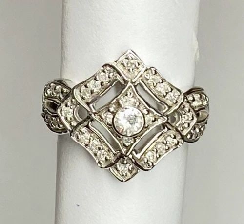 14K WHITE GOLD RING WITH 0.46CTW DIAMONDS (SIZE 6.5) 5.7 GRAM: WOMEN'S 14K WHITE GOLD RING WITH 0.46CTW DIAMONDS (SIZE 6.5) Women's 14k White Gold Ring with 0.46ctw Diamonds (Size 6.5) You are bidding on a pre-owned Women's 14k White Gold Ring with Diamonds. The 
