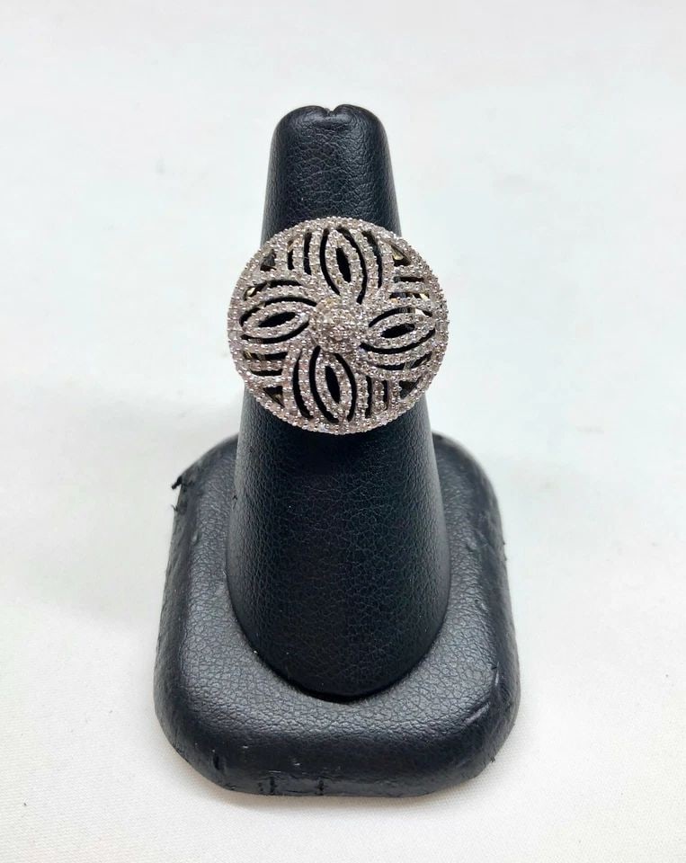 10K YELLOW GOLD RING ROUND UPPER HEAD WITH 0.90CTW DIAMONDS (SIZE 6.5) 4.6 GRAMS: NEW 10K YELLOW GOLD RING WITH DIAMONDS NEW 10k Yellow Gold Ring with Diamonds You are bidding on a NEW with defects 10k Yellow Gold Ring with Diamonds. The ring has minor scuffs and scratches from bei