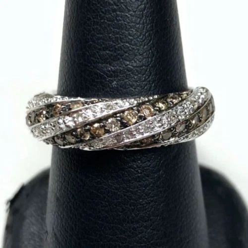NEW 14K WHITE GOLD RING WITH WHITE/CHOCOLATE DIAMONDS (SIZE 6.75) 5.2 GRAM: 14K WHITE GOLD RING WITH SWIRLS OF WHITE AND CHOCOLATE DIAMONDS 14k White Gold Ring with Swirls of White and Chocolate Diamonds You are bidding on a new with defects 14k White Gold Ring with a Swirl o