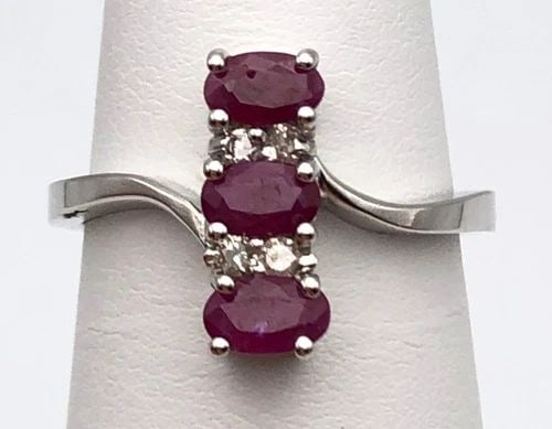 18K WHITE GOLD RING, 1.02CTS OF RUBIES, 0.10CTS OF DIAMONDS ( SIZE: 6.5 ) 3.7G (1 of 1)