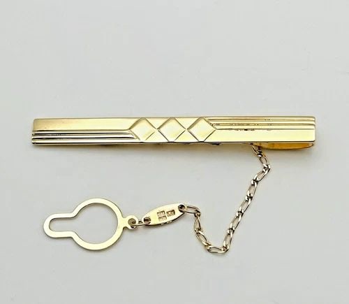 14K YELLOW GOLD TIE BAR / CLIP WITH DANGLE CHAIN 5.5 GRAMS: 14k Yellow Gold Tie Bar Clasp / Clip with dangle Chain Condition: Used, has been cleaned Material: 14k Yellow Gold Bar Size: 57mm x 5.6mm Weight: 5.5 grams Dangle Chain Length: 2.75" inches