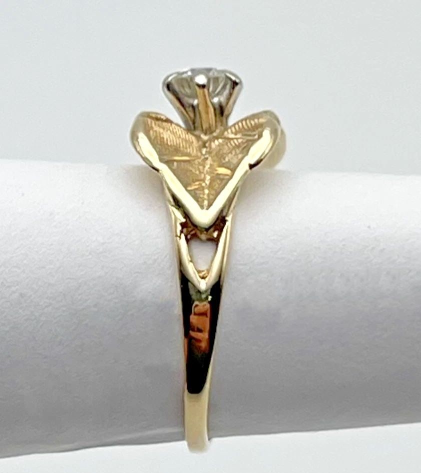 18K GOLD DOUBLE LEAF RING WITH A 0.28CT NATURAL VS DIAMOND ( SIZE: 6 ) 3.5G: 18k Gold Double Leaf style Ring with a center 0.28ct Diamond You are bidding on a 18k Gold Double Leaf style Ring with a center 0.28ct Diamond. The ring has been fully checked and inspected by our in 